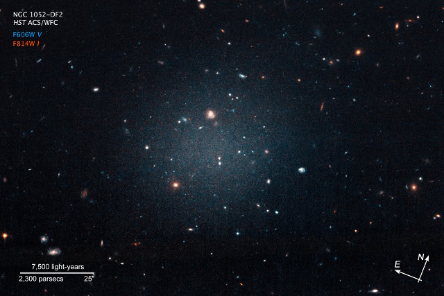 ハッブル宇宙望遠鏡で撮影された超拡散状銀河NGC 1052-DF2