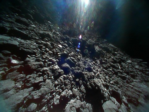 「Rover-1B」が撮影したリュウグウ表面