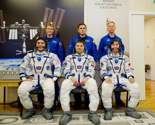 ソコル宇宙服を着用した油井宇宙飛行士らプライムクルーとバックアップクルー