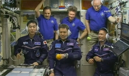 地上との交信イベント中の3人の宇宙飛行士