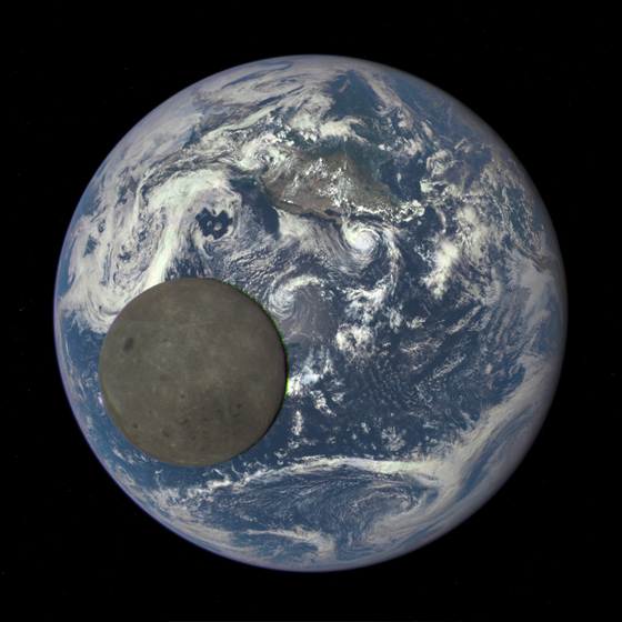 太陽に照らされた月の裏側と地球