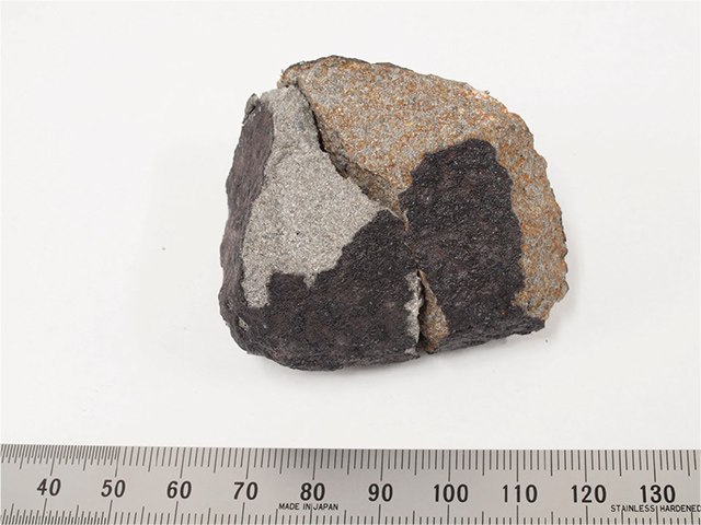回収された2つの破片を組み合わせた隕石