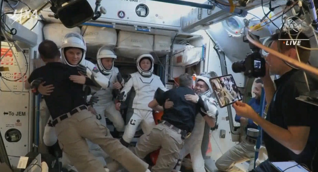 ISSを離れる直前の若田さんら4名の宇宙飛行士