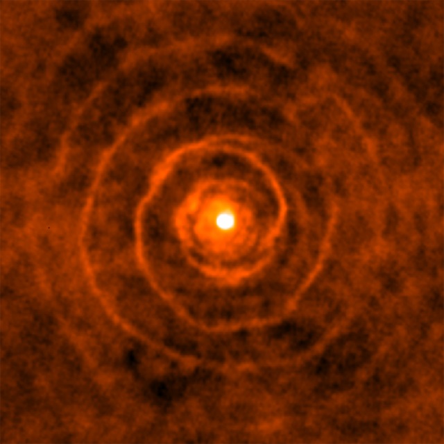 ペガスス座LL星の周囲に広がる渦巻き状のガス