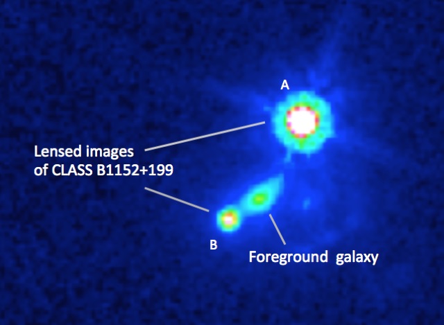 重力レンズ像2つと手前に位置する銀河