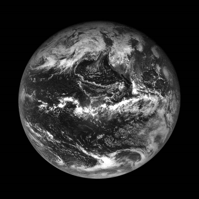 オシリス・レックスが11万kmの距離から撮影した地球