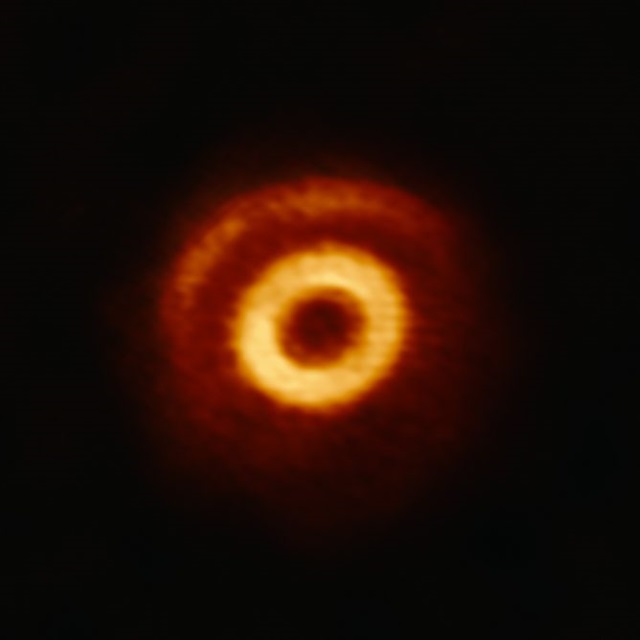 オリオン座V1247星を取り囲む塵の環と三日月形構造