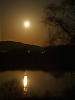 （北上川に昇る十六夜の月の写真）