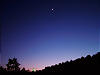 （月と金星のある夕景の写真）