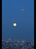 （昇る満月と地球接近中の火星の写真）