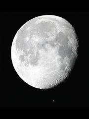 （村木実氏撮影の土星と月の写真）