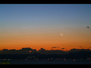 （水星、金星、月齢27.8の月の写真）