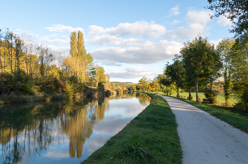 ブルゴーニュ運河に沿って走る自転車道