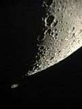（田中潤司氏撮影の月と土星の接近の写真）
