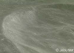 （かぐやが高度約11kmの低空から撮影した月面の画像）