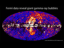 フェルミによる全天ガンマ線マップ（銀河面から伸びるダンベルのような形をした部分が発見された泡状構造）