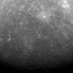 （探査機メッセンジャーが撮影した水星の南極域の画像）