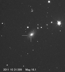 板垣さんによる超新星2011hkの発見画像
