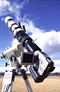 [image: 望遠鏡にビデオカメラを接続して撮影を行う例]