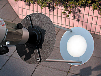 [image: 太陽投影盤を望遠鏡に取り付けた写真]
