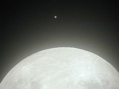 （石川博夫氏撮影の月と火星の写真）