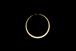金環日食で見られる美しい「ベイリーズビーズ」