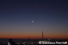 写真例：2012年12月12日の明け方 月齢28の細い月と水星（左）、金星（上）