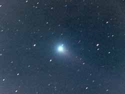 富士山スカイライン新五合目駐車場で撮影された C/2001 A2 リニア彗星
